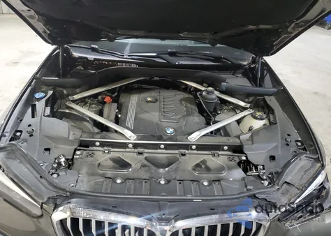 2022 BMW X5 xDrive40I z USA, uszkodzony, nr VIN 5UXCR6C08N9M72143